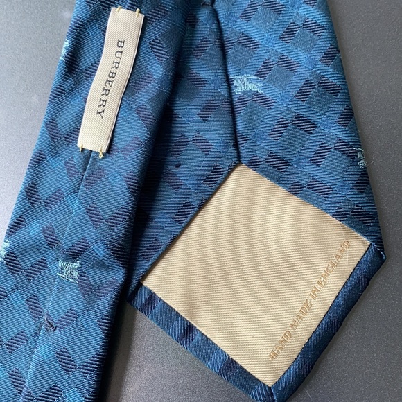 HANDSEWN BURBERRY 100% SILK MADE IN ENGLAND - Picture 3 of 4